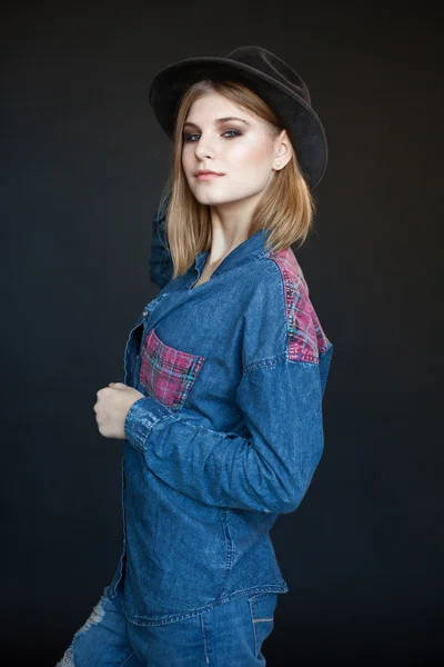 Portrait d'un beau jeune mannequin en jean — Photo