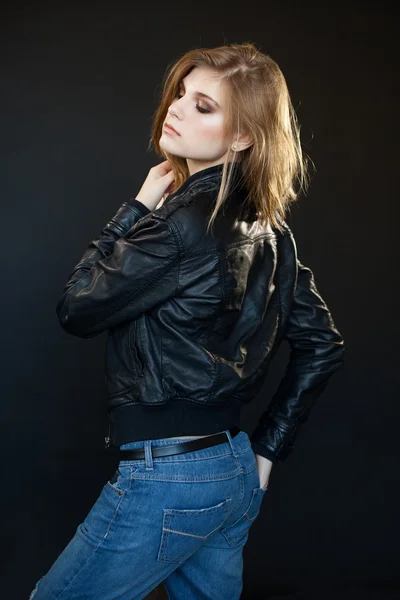 Belle sensuelle fille sexy blonde dans une veste en cuir — Photo