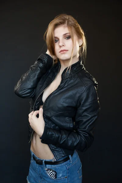 Schöne sinnliche sexy Mädchen Blondine in einer Lederjacke — Stockfoto