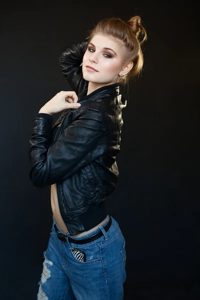 Belle sensuelle fille sexy blonde dans une veste en cuir — Photo