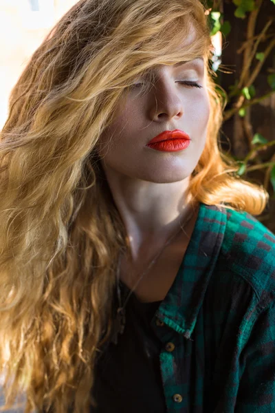 Bella modella con i capelli rossi — Foto Stock