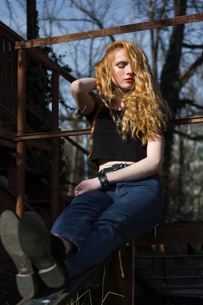 Schöne Mode-Modell mit roten Haaren — Stockfoto