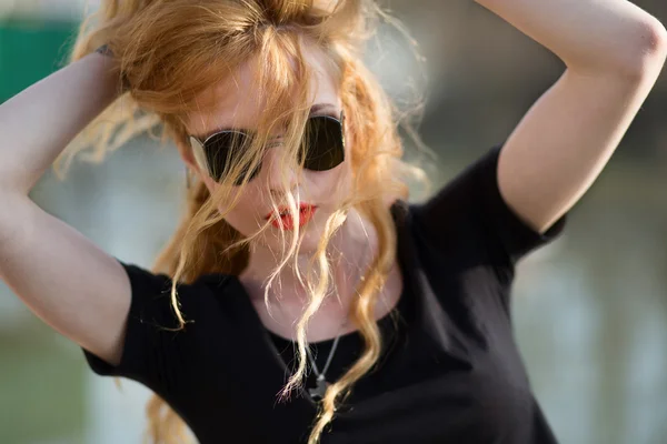 Schöne Mode-Model mit roten Haaren trägt eine Brille — Stockfoto