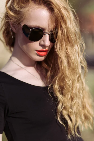 Schöne Mode-Model mit roten Haaren trägt eine Brille — Stockfoto