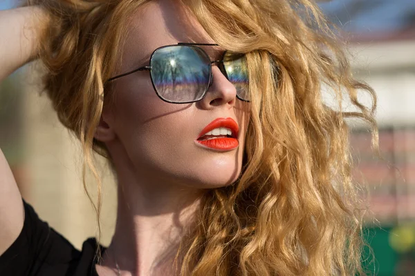 Beau mannequin de mode avec des lunettes aux cheveux rouges — Photo