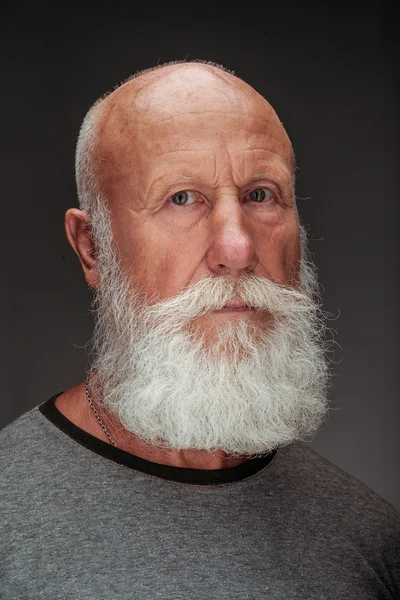 Uzun beyaz sakallı yaşlı adam — Stok fotoğraf