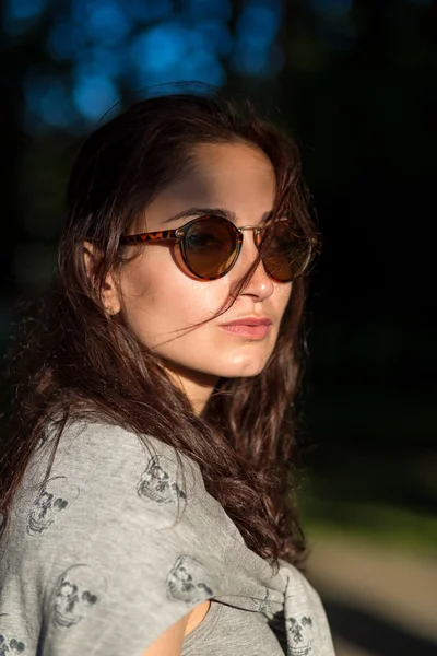 Bella ragazza in occhiali da sole nel parco — Foto Stock