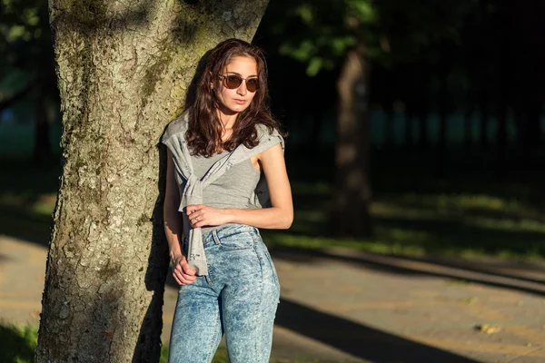 Красивая девушка в солнечных очках в парке — стоковое фото