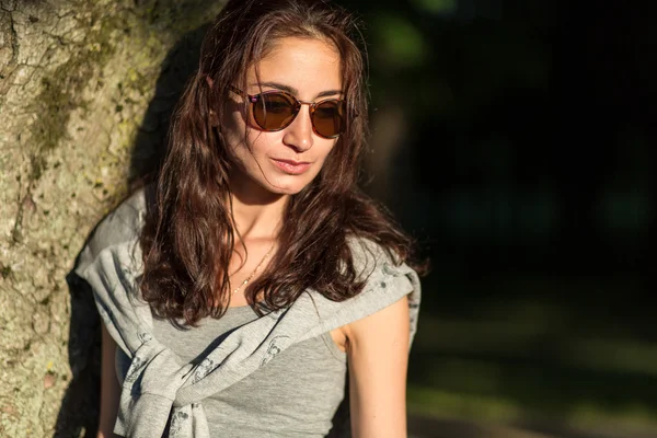 Bella ragazza in occhiali da sole nel parco — Foto Stock