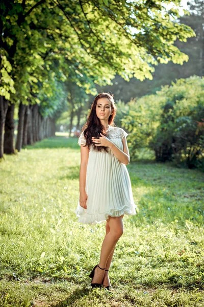 Красивая девушка в белом платье на природе — стоковое фото