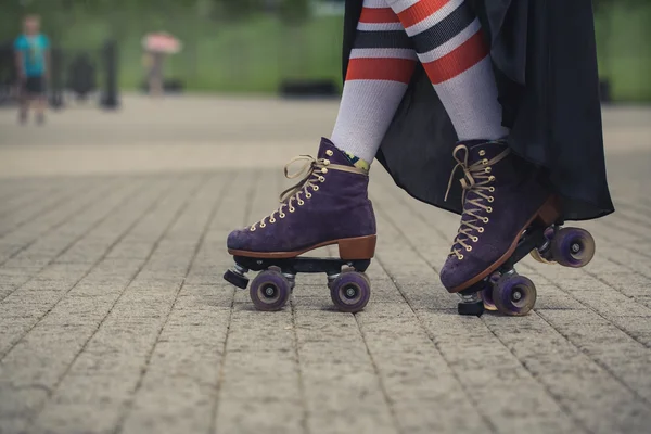 Vrouwelijke benen in rolschaatsen — Stockfoto