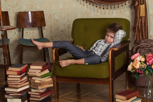 Mode jongen zit op een stoel — Stockfoto