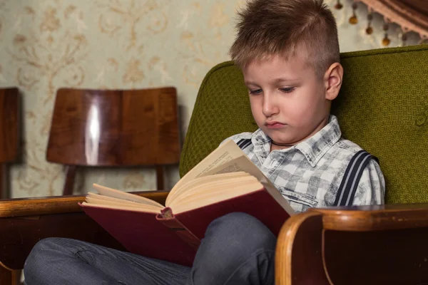 Jongenskind lezen boek, kinderen onderwijs — Stockfoto