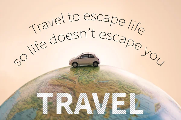 Miniaturní auto cestování po světě s citací — Stock fotografie