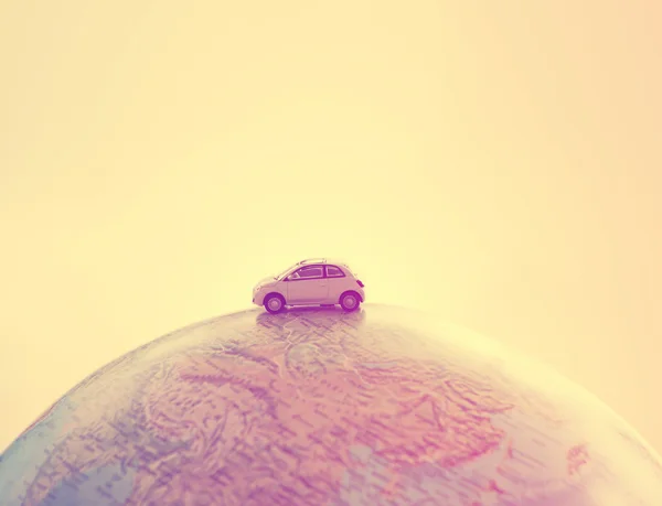 Carro em miniatura viajando pelo mundo — Fotografia de Stock