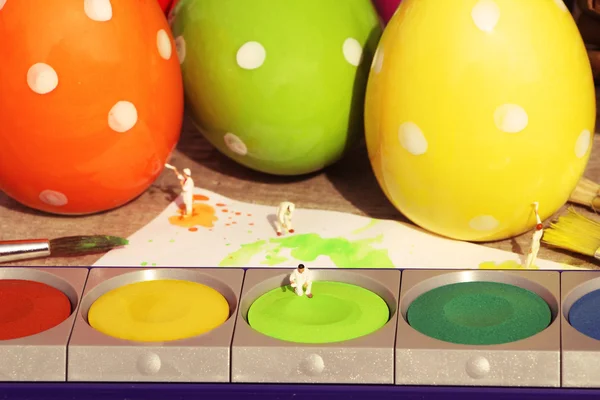 Velikonoční vajíčka a miniatury pozadí — Stock fotografie