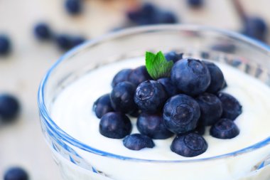 Yaban mersini ve yoğurt kase