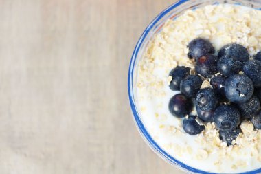 Yaban mersini ve yoğurt kase