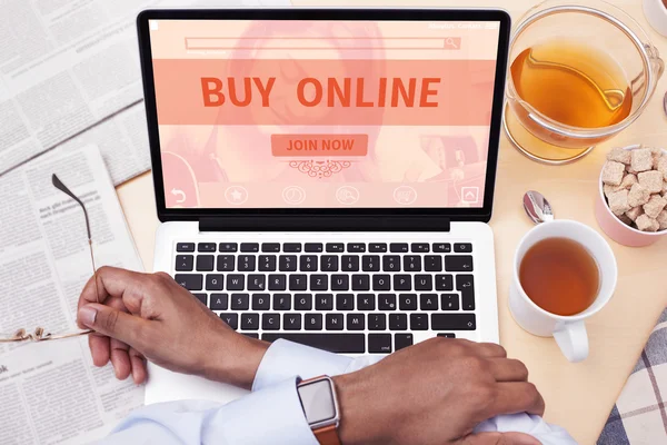 Бізнесмен онлайн покупки — стокове фото