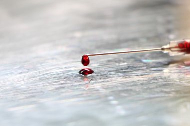 Kan damlası paslanmaz çelik tepsi ile şırınga