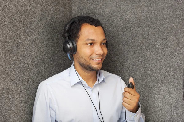 Teste auditivo em cabine de audiologia — Fotografia de Stock