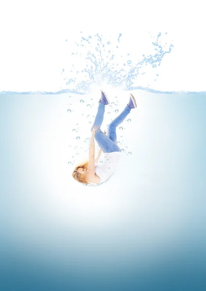 Kvinna i vatten — Stockfoto