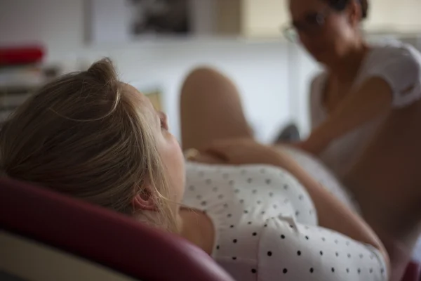 Pregnant woman at gynecologist — Stock Photo, Image