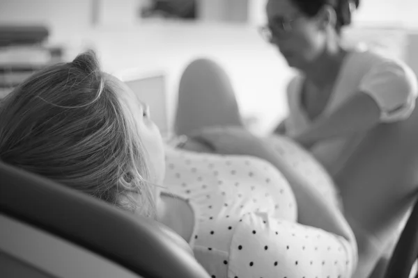 Pregnant woman at gynecologist — Stock Photo, Image