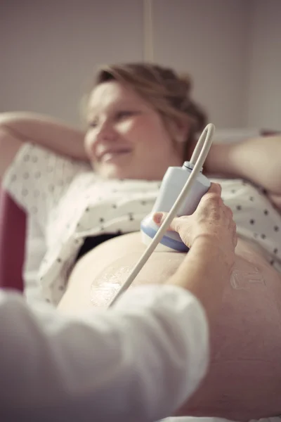 Zwangere vrouw op gynaecoloog — Stockfoto