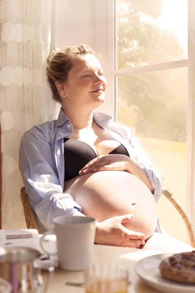 Femme enceinte profitant du soleil — Photo