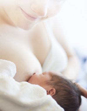 Yeni doğan bebek meme içme