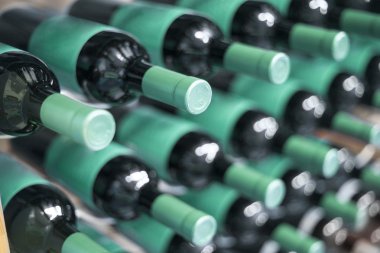 Şarap mahzeni şişeleri