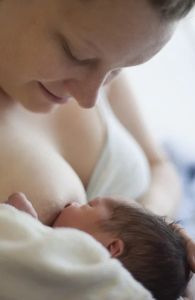 Neugeborenes trinkt aus Brust — Stockfoto