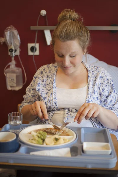 Вагітна жінка в лікарні їсть — стокове фото