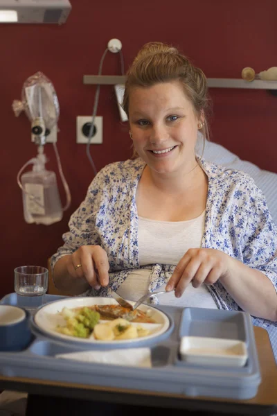 Femeie gravidă în spital mâncând — Fotografie, imagine de stoc