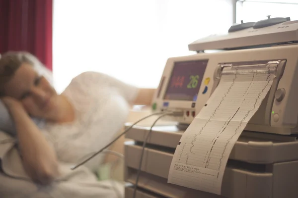 Kobieta w ciąży w szpitalu i monitor bicia serca płodu — Zdjęcie stockowe