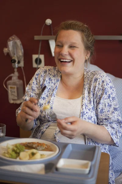 Вагітна жінка в лікарні, їсть — стокове фото