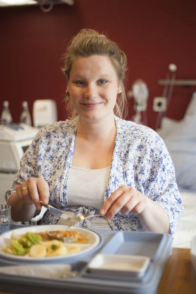 Schwangere im Krankenhaus beim Essen — Stockfoto