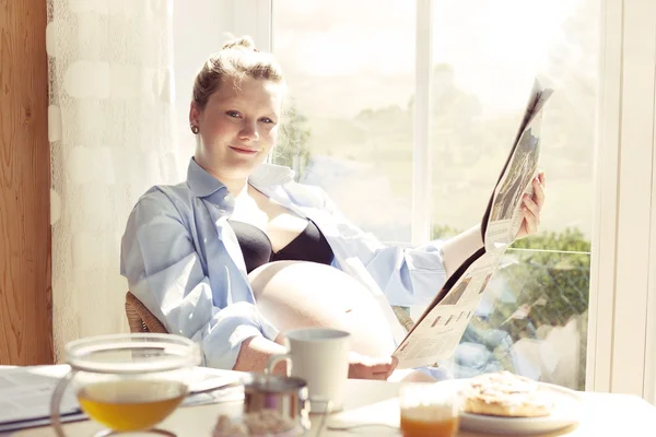 Schwangere mit einer Tasse Tee — Stockfoto