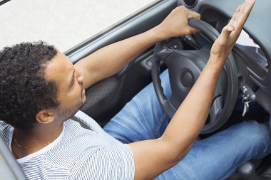 Adam araba trafiği tarafından rahatsız