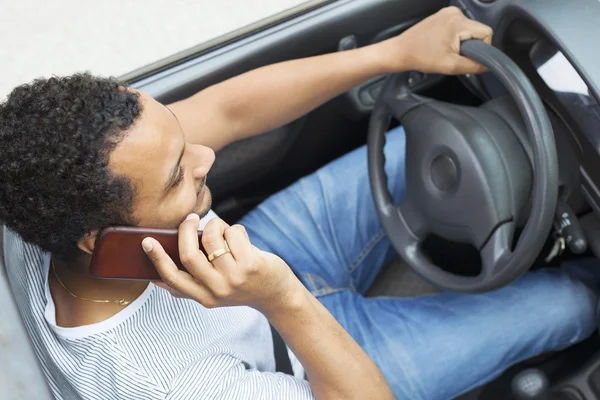 Homme parlant au téléphone en conduisant — Photo