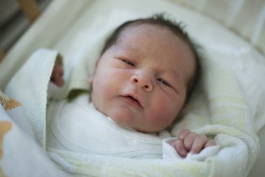 Hastanede yeni doğan bebek 