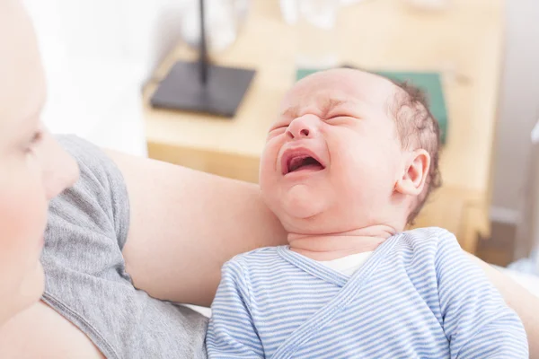 Recién nacido llorando en brazos de su madre —  Fotos de Stock