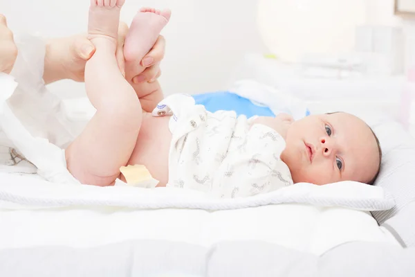 Changing the diaper of a newborn — Stock Photo, Image