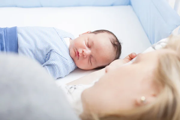 Mutter und Baby schlafen sicher zusammen — Stockfoto