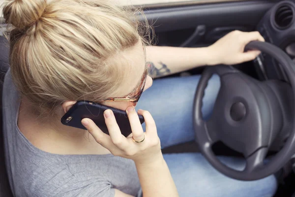 Gyártás egy telefon hív vezetés közben nő — Stock Fotó