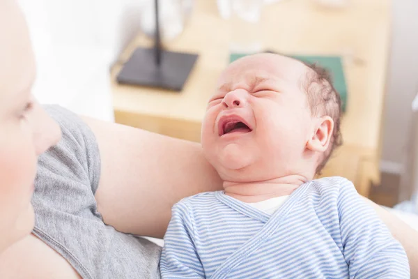 Nou-născutul plânge în brațele mamei sale Imagine de stoc