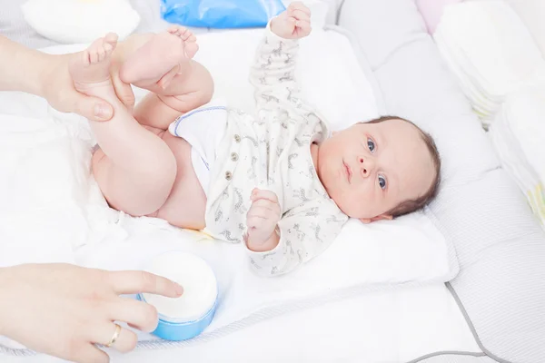 Changing the diaper of a newborn — Stock Photo, Image