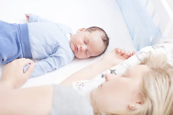 Äiti ja vauva nukkuvat turvallisesti — kuvapankkivalokuva