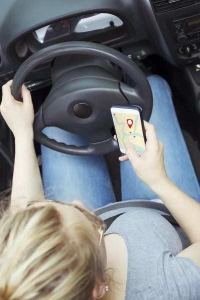 Mujer en coche usando el GPS — Foto de Stock